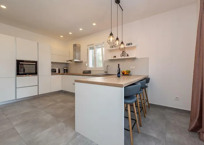 Angela Luxury Ii * زادار