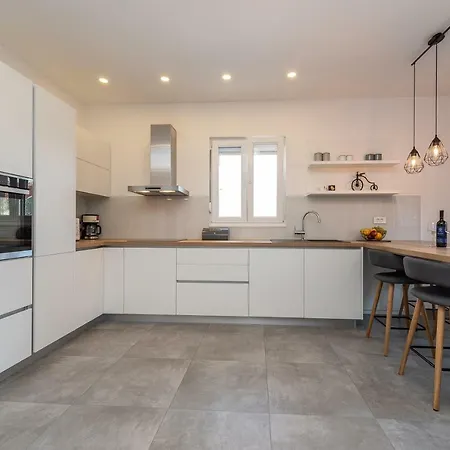 Angela Luxury Ii Apartament