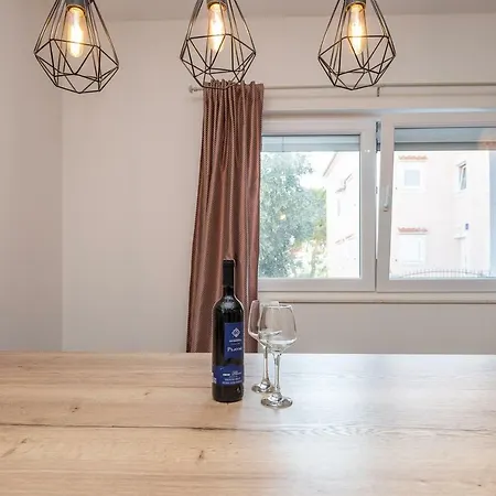 Angela Luxury Ii Apartament *