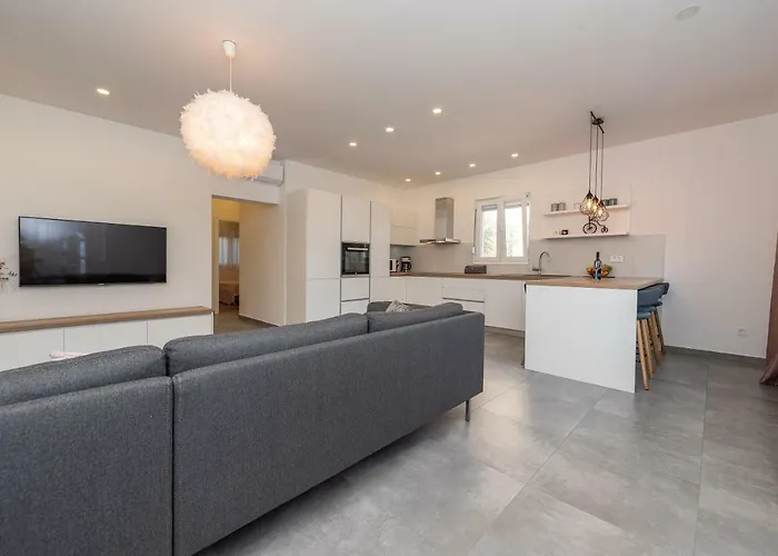 Angela Luxury Ii * זאדאר